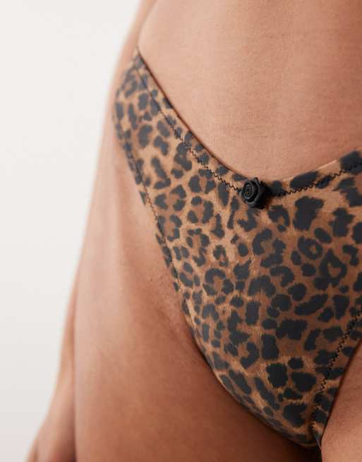 Braguitas de bikini brasileñas de pernera alta con estampado de leopardo Kitty de ASOS DESIGN, 2 de 4