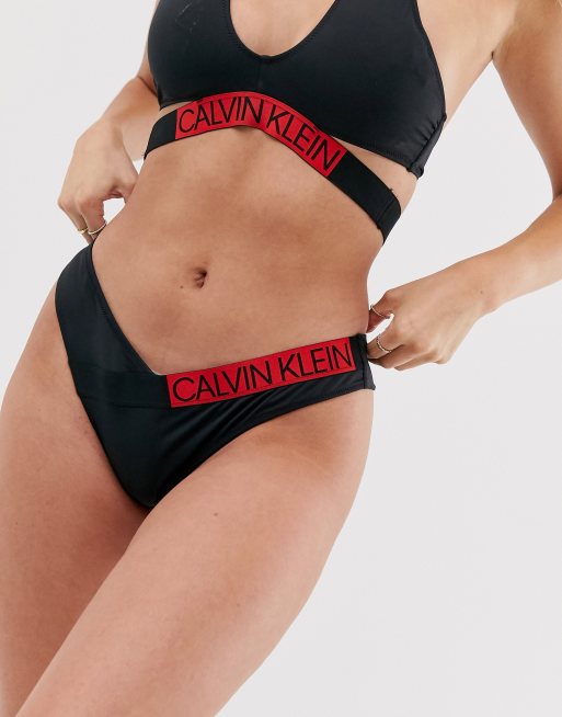 Bikini negro con detalle cruzado y cuello halter de Calvin Klein, 3 de 3