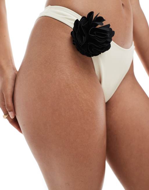 Braguitas de bikini color crema con detalle de flor de Miss Selfridge, 2 de 4