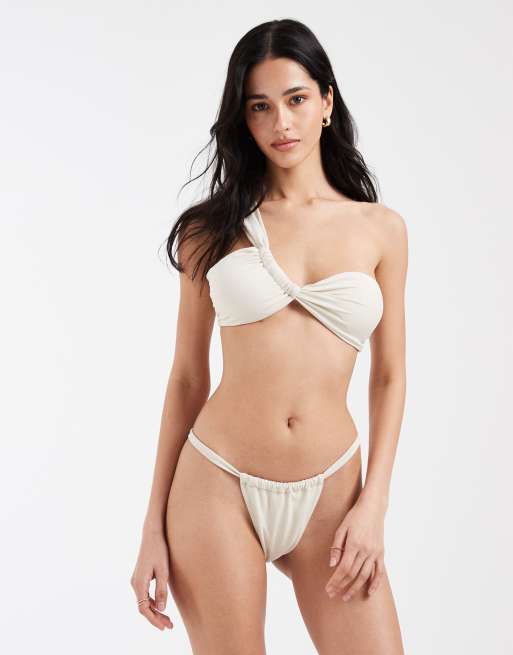 Bikini color crema con purpurina de braguitas anudadas a los laterales y top asimétrico de Pieces, 3 de 3