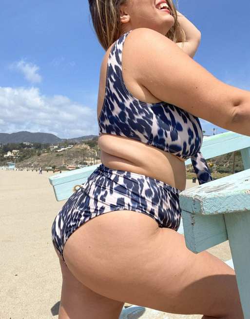 Braguitas de bikini con estampado animal a borrones de pernera alta y talle alto de ASOS DESIGN Curve, 2 de 4