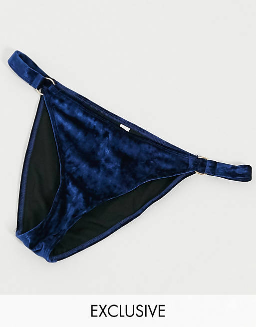 Braguitas de bikini en azul marino de pernera alta de terciopelo con detalle de anillo exclusivas para copas grandes de Wolf & Whistle