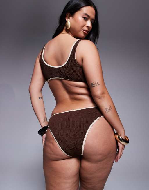 Braguitas de bikini marrones con parte trasera fruncida y ribete color almendra en contraste de Moda Minx Curve, 3 de 4
