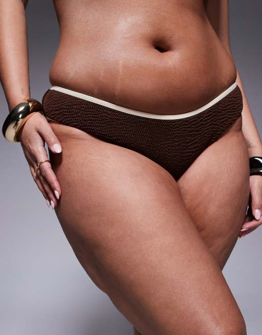 Braguitas de bikini marrones con parte trasera fruncida y ribete color almendra en contraste de Moda Minx Curve, 4 de 4