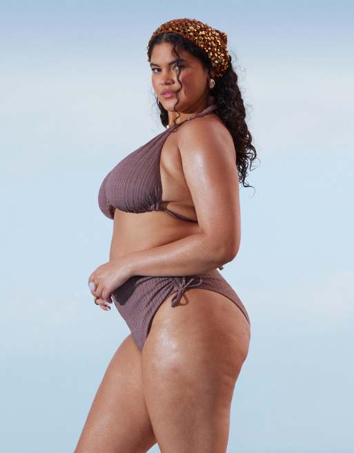 Braguitas de bikini marrones de talle y pernera altos con cuentas doradas Tayla de ASOS DESIGN Curve, 2 de 4