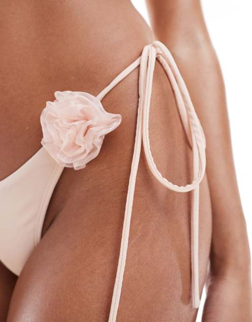 Braguitas de bikini rosa bebe con detalle de flor y laterales anudados exclusivas de Missy Empire parte de un conjunto ASOS