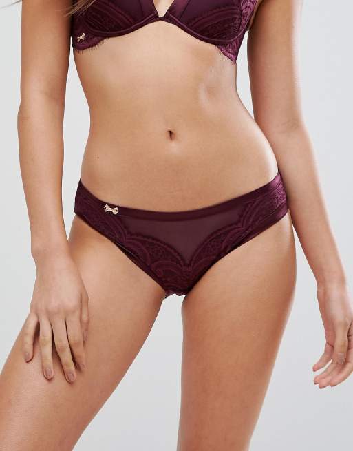 Conjunto con sujetador con parte superior de la copa alta y braguitas con diseño de encaje y satén de B By Ted Baker, 3 de 3
