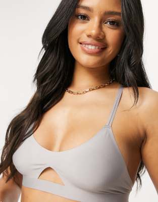 Bralette gris reforzado con diseño de tirantes en la parte trasera y aberturas en la parte delantera de tejido reciclado de Jojoe
