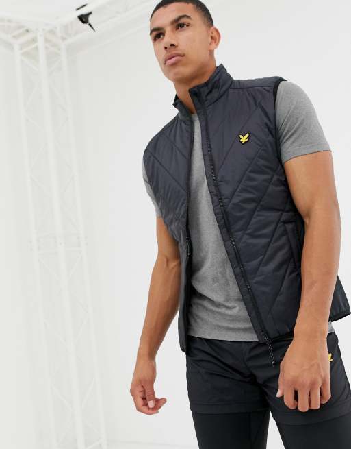 Brandon sort termovest med stretch i chevron-design fra Lyle & Scott Fitness