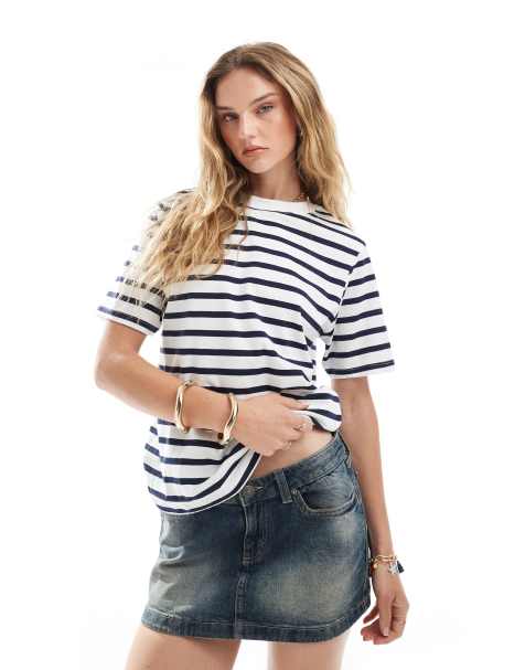 Brave Soul – Biało-granatowy pudełkowy T-shirt w paski z lamówką przy szyi - view 1