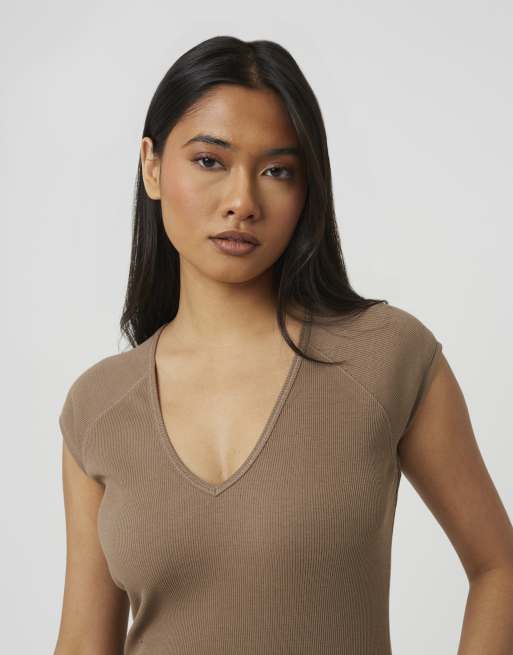 Brave Soul Cap sleeve v-neck fitted t-shirt in brown, 4 of 4