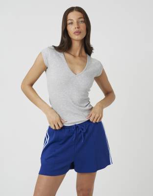 V Neck 1