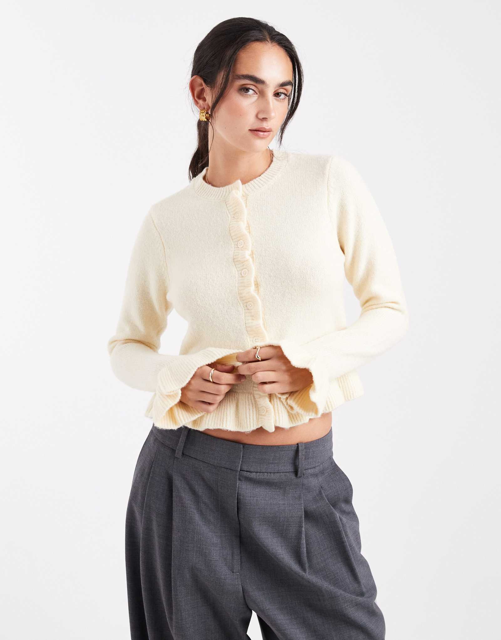 Вязаный кардиган Brave Soul с круглым вырезом горловины, манжетами с оборками и подолом масляно-желтого цвета