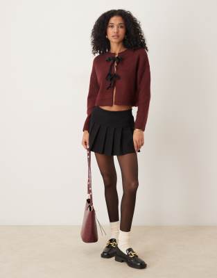 Brave Soul - Cropped Strickjacke in Burgunderrot mit schwarzen Bindeschleifen
