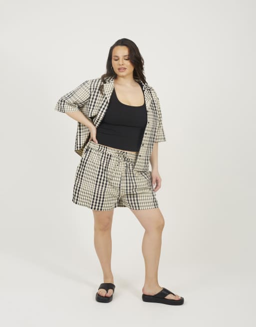 Brave Soul Curve check shorts with tie waist in cream, 3 of 4