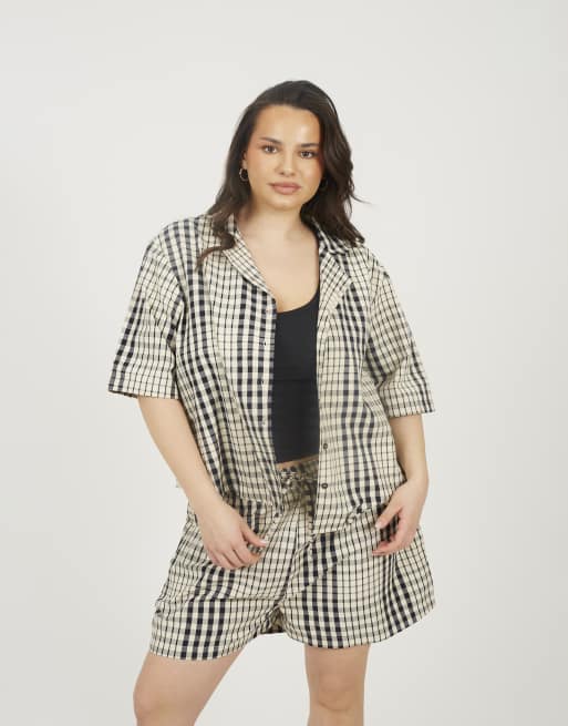 Brave Soul Curve check shorts with tie waist in cream, 4 of 4