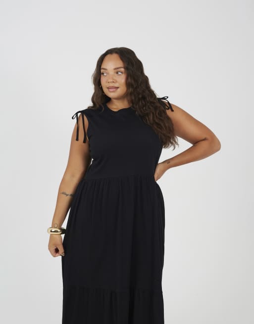 Brave Soul Curve cotton ruched shoulder tiered maxi dress in black, 3 of 3