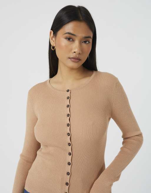 Brave Soul figurbetonte Rippstrick-Cardigan mit Rundhalsausschnitt in Camel, 4 von 4