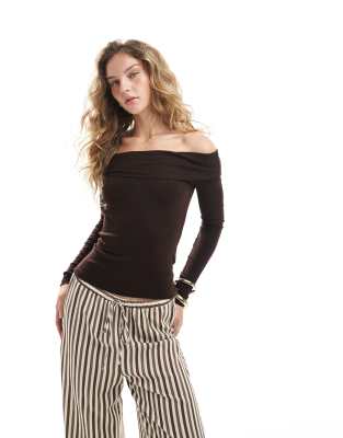 fine knit off the shoulder long sleeve top in brown