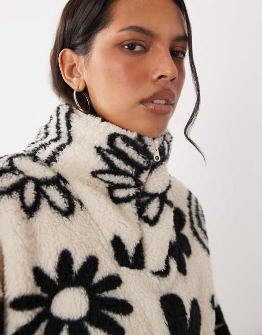 Brave Soul fleece med 1/4-lynlås og blomsterprint i creme og sort, 3 af 4