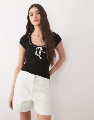 Geripptes T-Shirt aus Jersey in Schwarz mit Schleifendetail und U-Ausschnitt Schwarz XS