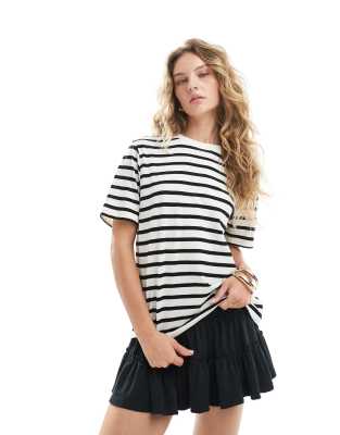 Brave Soul - Gestreiftes T-Shirt in Schwarz und Cremeweiß mit Rundhalsausschnitt