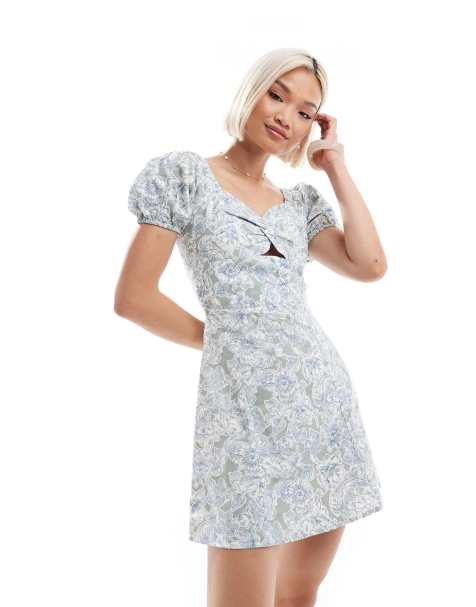Brave Soul – Grön, blommig miniklänning med puffärmar i milkmaid-modell av linnemix - view 1