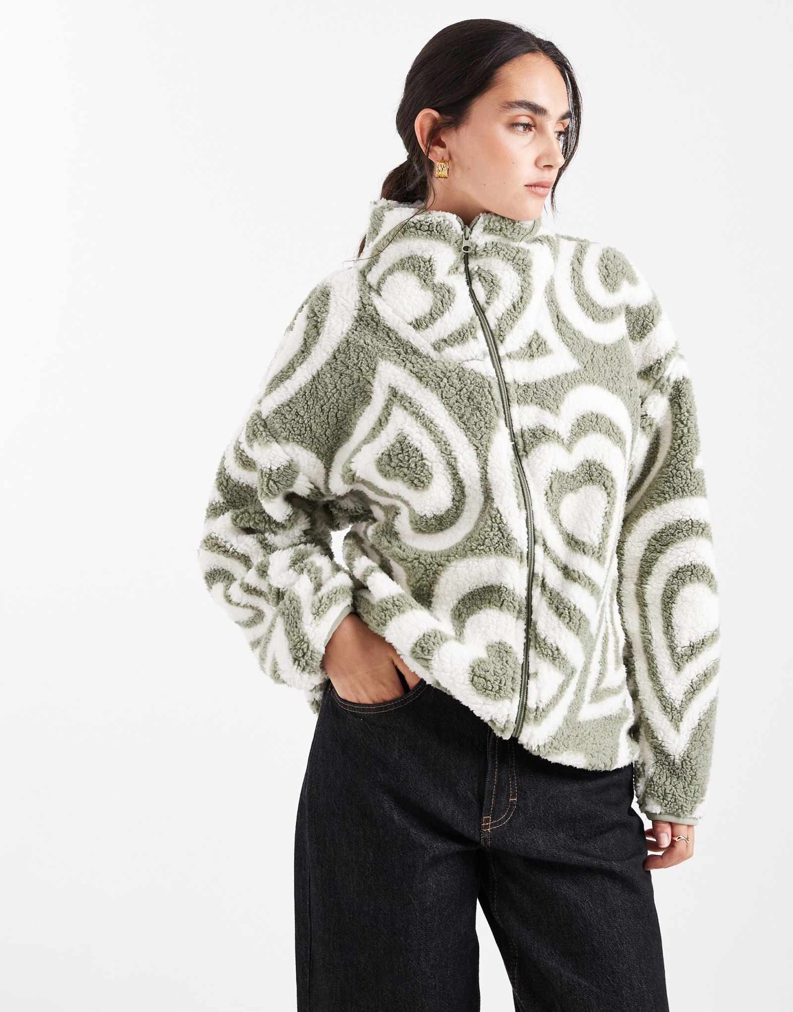 Флисовая ткань Brave Soul с принтом в виде сердечек светло-зеленого и кремового цветов