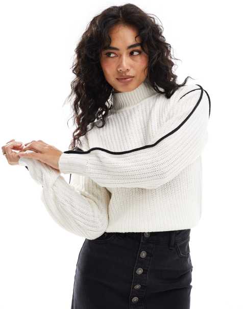 Brave Soul – Hochgeschlossener Strickpullover in Elfenbeinweiß mit überschnittener Schulter und schwarzer Kontrastnaht - view 1