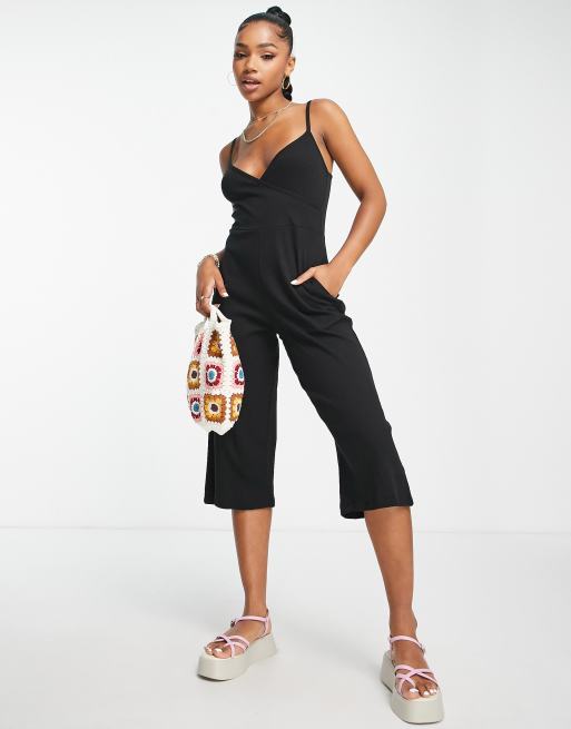 Brave Soul - Iris - Sort culotte-jumpsuit med cami-stropper og slå om-front