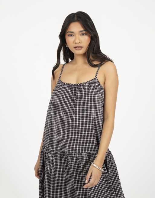 Brave Soul kariertes, trägerloses Smock-Midikleid mit Stufen in Schwarz, 3 von 3
