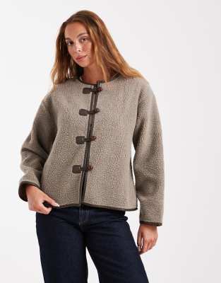 Brave Soul - Kragenlose Teddyfell-Jacke in Taupe mit Knebelknopfverschluss-Neutral