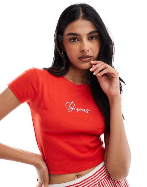 Brave Soul – Kurz geschnittenes T-Shirt in Rot mit „Bisous“-Print - view 1