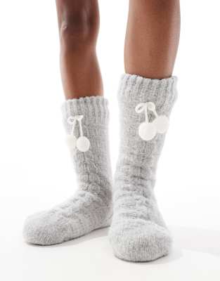 Brave Soul - Kuschelige Stricksocken in Grau mit Zopfmuster und Bommeln