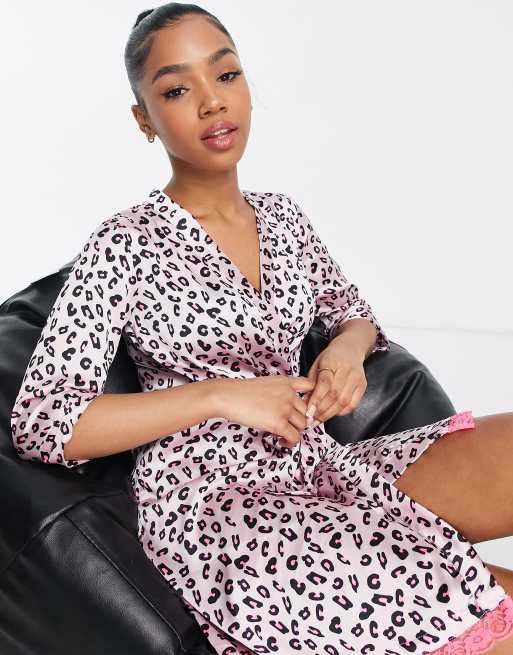 Brave Soul – Lucia – Rosa leopardmönstrad morgonrock i satin