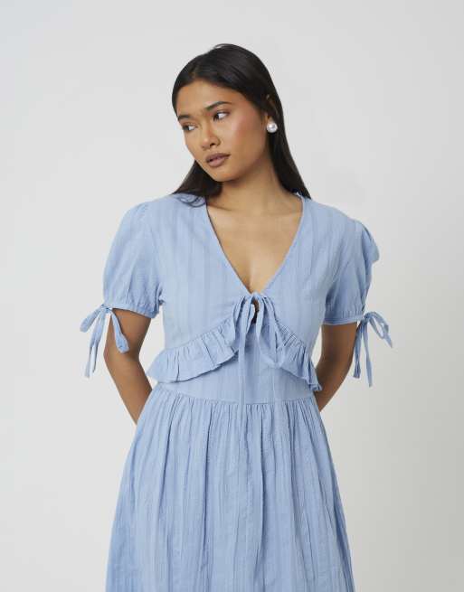 Brave Soul – Maxikleid in Blau mit Puffärmeln, Bindedetail und Rüschendetails, 2 von 4