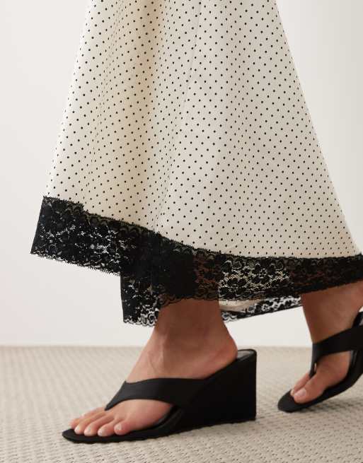 Brave Soul – Maxirock aus Satin in Cremeweiß mit Spitzenborte und schwarzen Polka Dots, 2 von 5