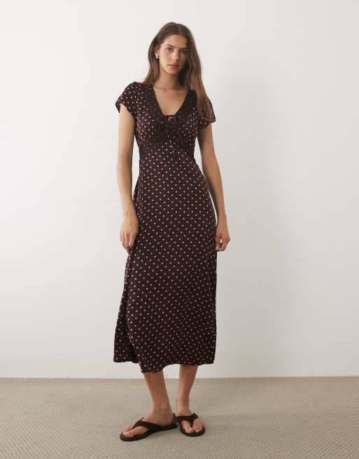 Brave Soul Midi-Kleid mit Bindeband vorn und Spitzendetail in burgunderrotem Punktemuster, 3 von 4