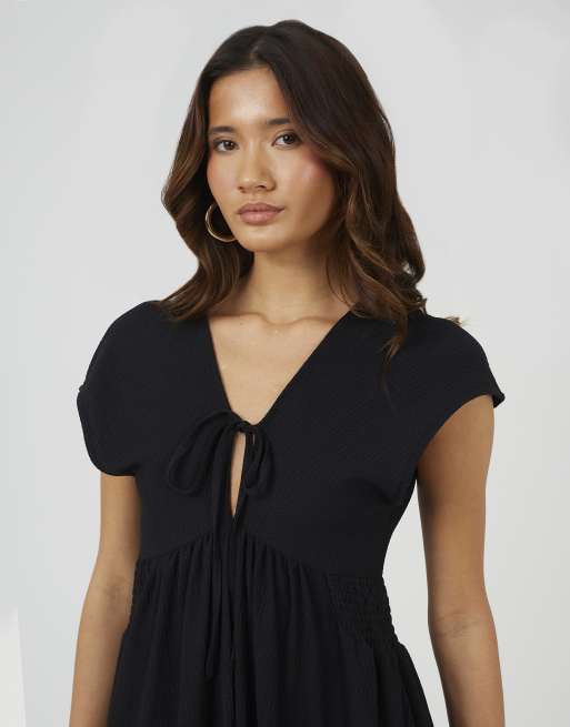 Brave Soul – Midikleid aus strukturiertem Jersey in Schwarz mit V-Ausschnitt und Bindedetail, 3 von 4