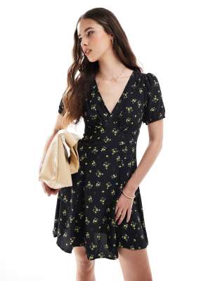 Brave Soul - Minikleid in Schwarz mit V-Ausschnitt und Blumenmuster