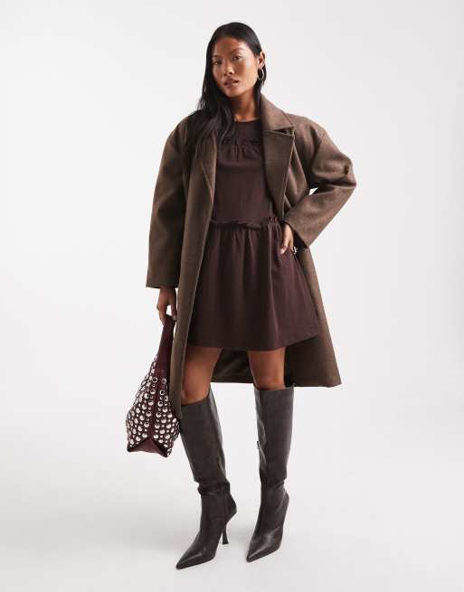 Brave Soul Petite – Brązowy płaszcz o wydłużonym fasonie z imitacji wełny z paskiem