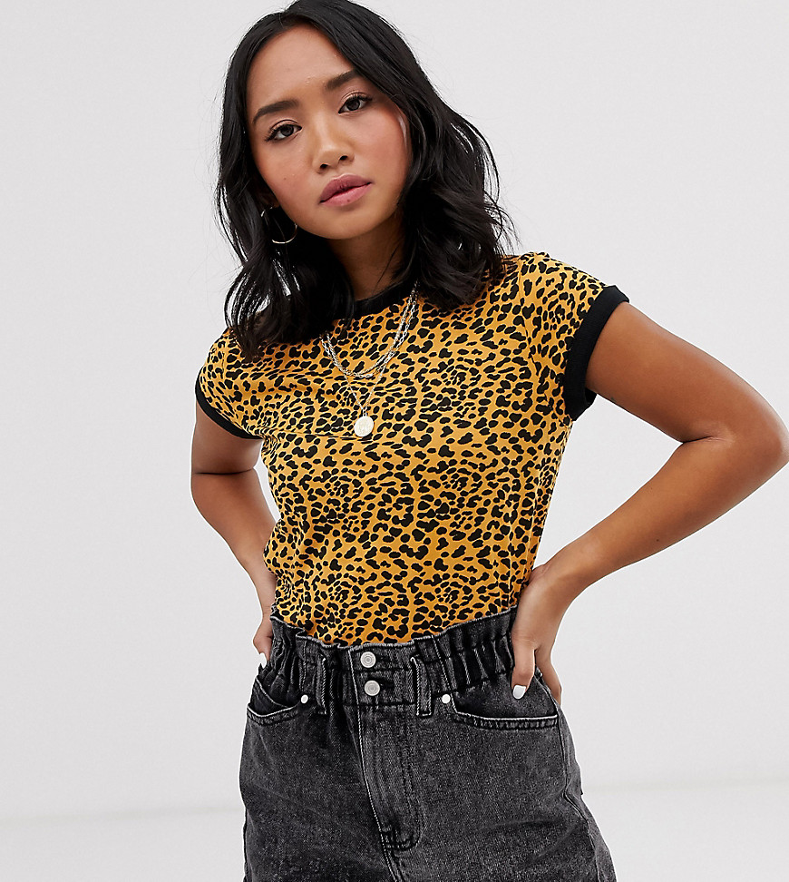 Brave Soul – Petite – crop t-shirt med kontrastkanter og leopardprint-Multifarvet