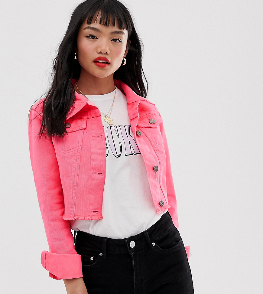 Brave Soul Petite – Kort jeansjacka i neon med tvättad finish-Rosa