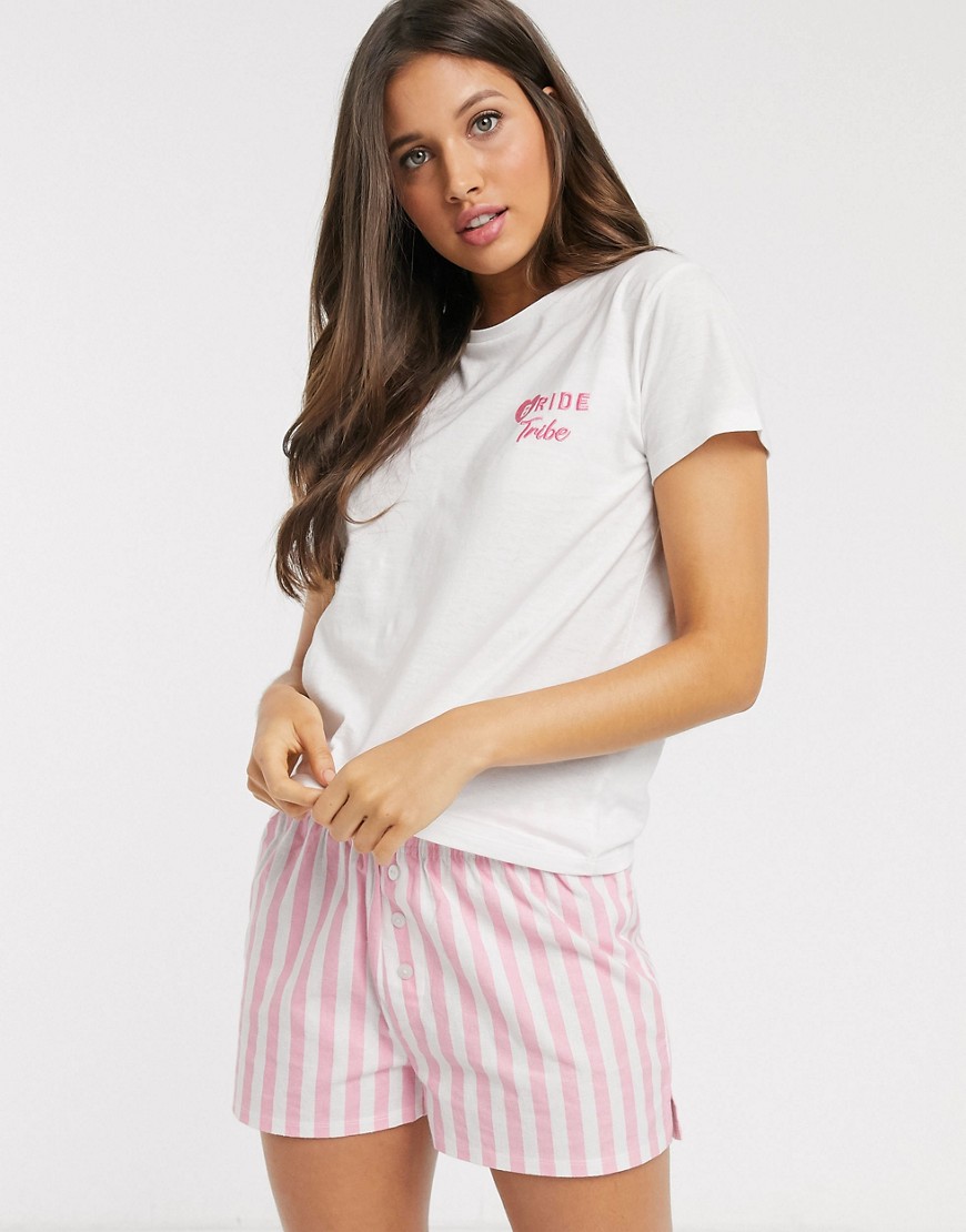Brave Soul - Pigiama T-shirt con scritta bride tribe e pantaloncini a righe rosa-Bianco