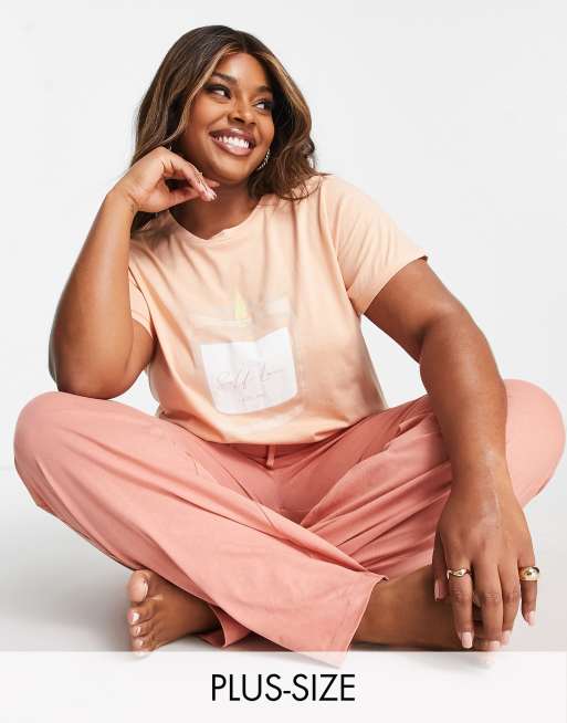 Brave Soul - Plus - Lyserødt og rosa pyjamassæt med bukser i slim fit og print med stearinlys og 'Self Love'-tekst