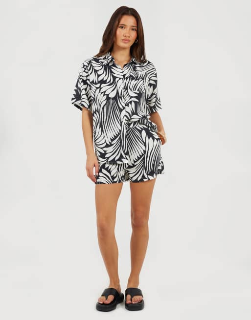 Brave Soul Printed short sleeve shirt and short set in black, 2 of 4