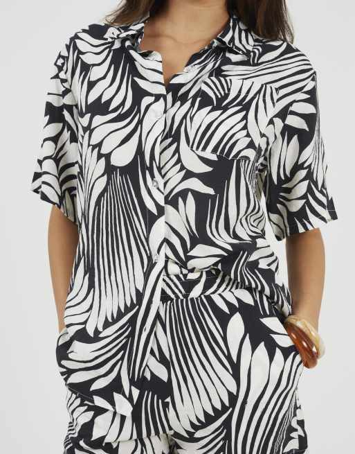 Brave Soul Printed short sleeve shirt and short set in black, 3 of 4