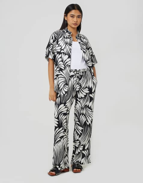 Brave Soul Printed wide leg trousers in black - view 1