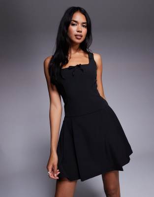 Brave Soul - Robe courte plissée à encolure carrée et naud - Noir