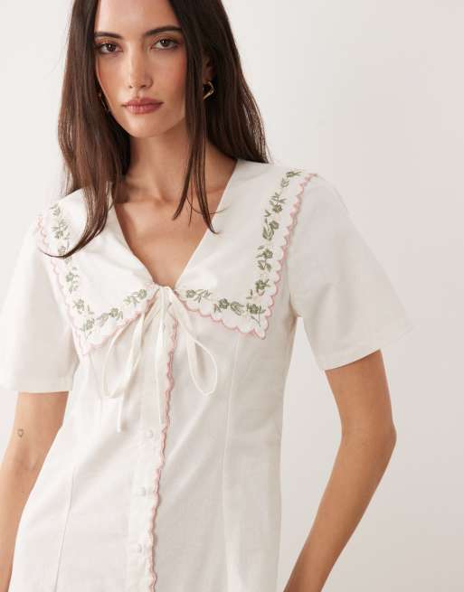 Brave Soul - Robe rétro courte boutonnée sur le devant avec col oversize et broderies - Blanc cassé, 2 de 4